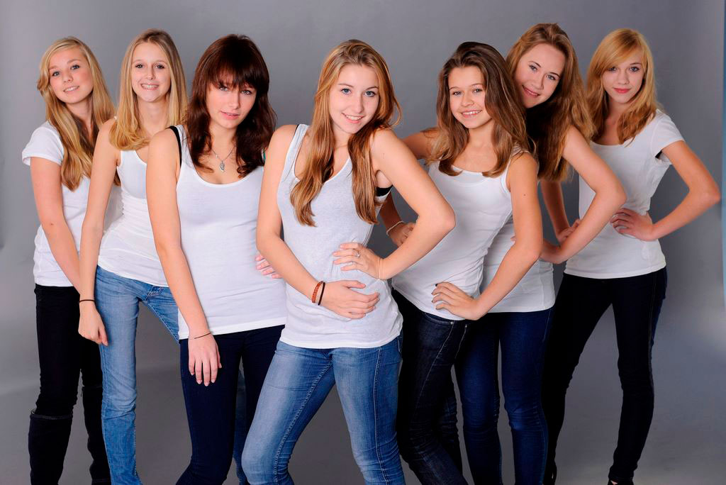 Mädchengruppe weißes T-Shirt Jeans